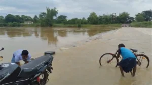 ডুলুং নদীর জলের তলায় বড়ামারা সেতু, গোয়ালমারা-ঝাড়গ্রাম যোগাযোগ বিচ্ছিন্ন, দুর্ভোগে ১৫ গ্রাম।