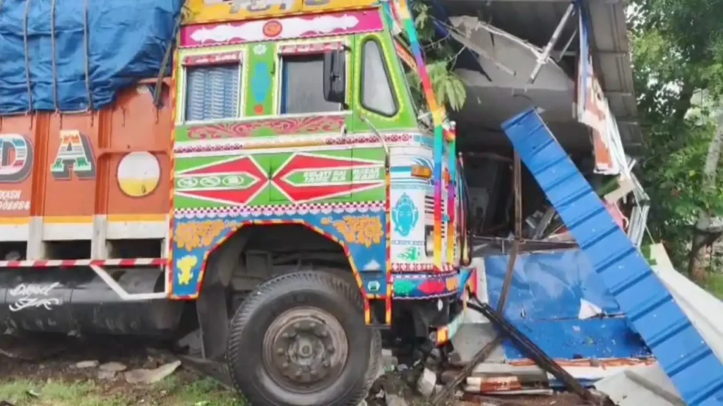 বৃষ্টি ভেজা ভোরে ডেবরায় ভয়াবহ পথদুর্ঘটনা! দোকানের মধ্যে ঢুকে গেল লরি, লক্ষাধিক টাকার ক্ষতি 3 বৃষ্টি ভেজা ভোরে ডেবরায় ভয়াবহ পথদুর্ঘটনা! দোকানের মধ্যে ঢুকে গেল লরি, লক্ষাধিক টাকার ক্ষতি
