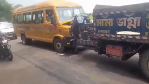 ডেবরায় স্কুল গাড়ির সঙ্গে মেশিন ভ্যানের মুখোমুখি সংঘর্ষ