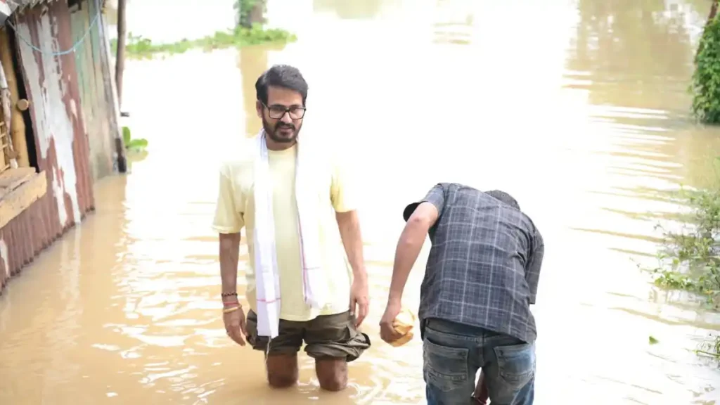 বন্যা কবলিত ঘাটালে পরিদর্শনে হিরণ, নাম না করেই দেব ও মুখ্যমন্ত্রীকে কটাক্ষ