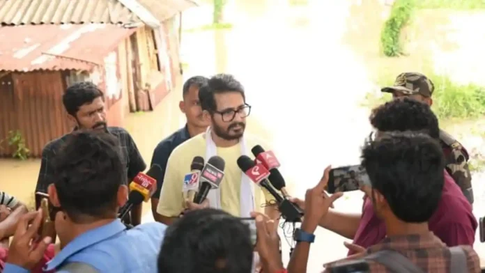 বন্যা কবলিত ঘাটালে পরিদর্শনে হিরণ, নাম না করেই দেব ও মুখ্যমন্ত্রীকে কটাক্ষ