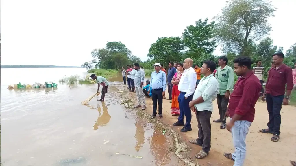 Jhargram Flood:গালুডি ও চান্ডিল জলাধার থেকে বিপুল পরিমাণ জল ছাড়ায় ফুঁসছে সুবর্ণরেখা, প্লাবনের আশঙ্কা 3 Jhargram Flood:গালুডি ও চান্ডিল জলাধার থেকে বিপুল পরিমাণ জল ছাড়ায় ফুঁসছে সুবর্ণরেখা, প্লাবনের আশঙ্কা