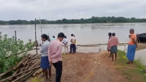 নিম্নচাপের জেরে নদীতে ঢল, ভেসে গেল বাঁশের সাঁকো, মানিকপাড়া-মেদিনীপুর যোগাযোগ সম্পূর্ণ বিচ্ছিন্ন