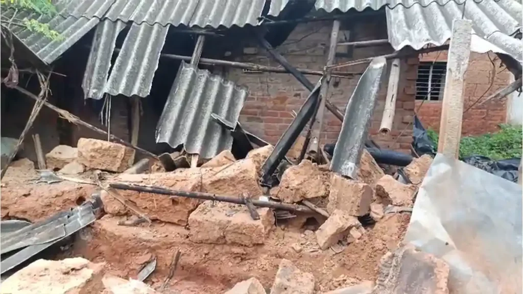 আবারো ঝাড়গ্রামে দাঁতাল হাতির তাণ্ডব, আতঙ্কে রাত কাটাছে গ্রামবাসীরা 4 ঝাড়গ্রামের জারুলিয়া ও আউলগেড়িয়া গ্রামে দাঁতাল হাতির তাণ্ডব। রাতভর সাতটি বাড়ি ভাঙচুর, আতঙ্কে দিন কাটাচ্ছেন গ্রামবাসীরা। বনদপ্তরের বিরুদ্ধে ক্ষোভ বাড়ছে।