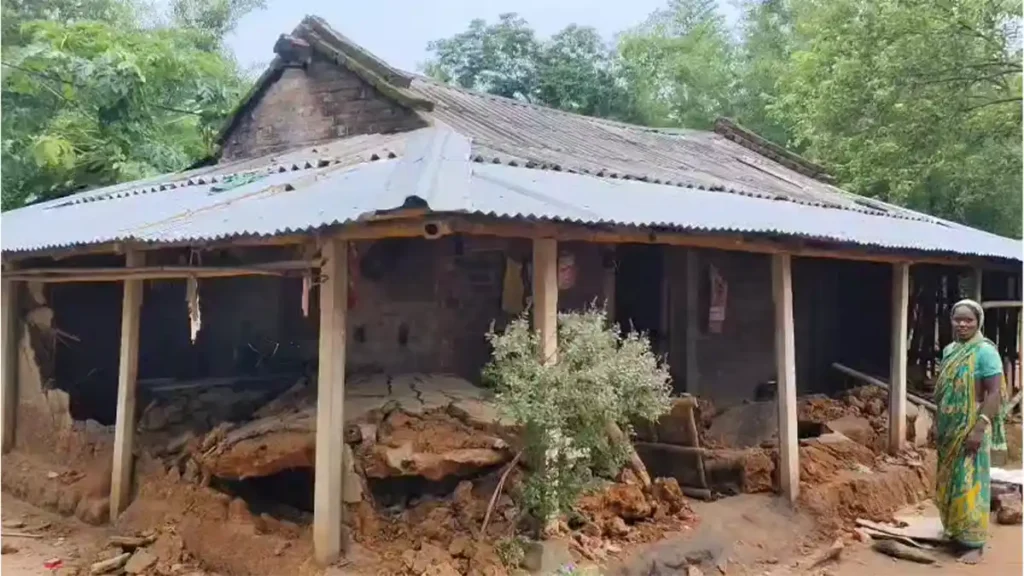 আবারো ঝাড়গ্রামে দাঁতাল হাতির তাণ্ডব, আতঙ্কে রাত কাটাছে গ্রামবাসীরা 3 আবারো ঝাড়গ্রামে দাঁতাল হাতির তাণ্ডব, আতঙ্কে রাত কাটাছে গ্রামবাসীরা