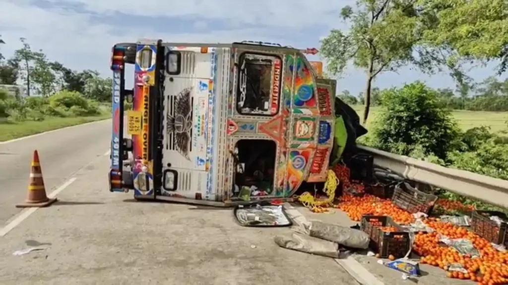 Paschim Medinipur: নারায়ণগড়ে জাতীয় সড়কে উল্টে গেল টমেটো বোঝাই গাড়ি