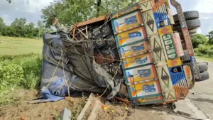Paschim Medinipur: নারায়ণগড়ে জাতীয় সড়কে উল্টে গেল টমেটো বোঝাই গাড়ি