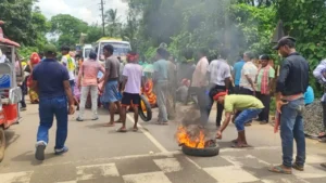 ডেবরার কাঁকড়া গ্রামে বেহাল রাস্তা সংস্কারের দাবিতে গ্রাম পঞ্চায়েত অফিসের সামনে টায়ার জ্বালিয়ে রাস্তা অবরোধ করে বিক্ষোভ