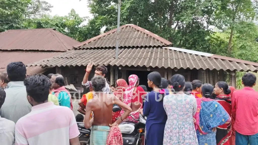 ডেবরায় পোস্ট অফিসে ৫০ লক্ষ টাকার তছরুপ! পোস্টমাস্টার ঘিরে গ্রাহকদের বিক্ষোভ