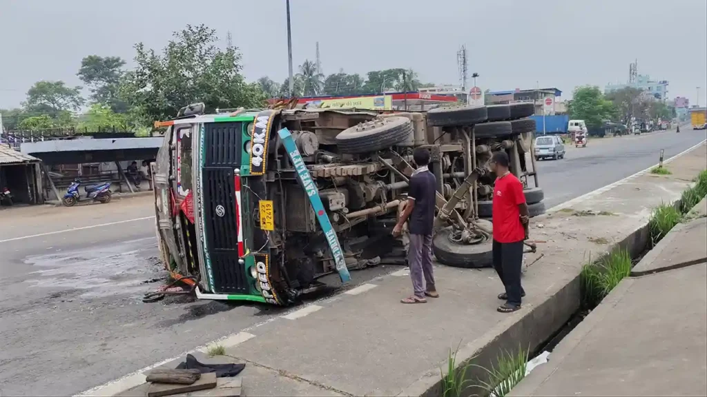 ডেবরায় জাতীয় সড়কে লরি উলটে চাঞ্চল্য, অল্পের জন্য রক্ষা পেল চালক