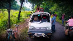 অল্পের জন্য প্রাণে বাঁচল ৫ পড়ুয়া! ক্যানেলে উলটে গেল স্কুল ভ্যান