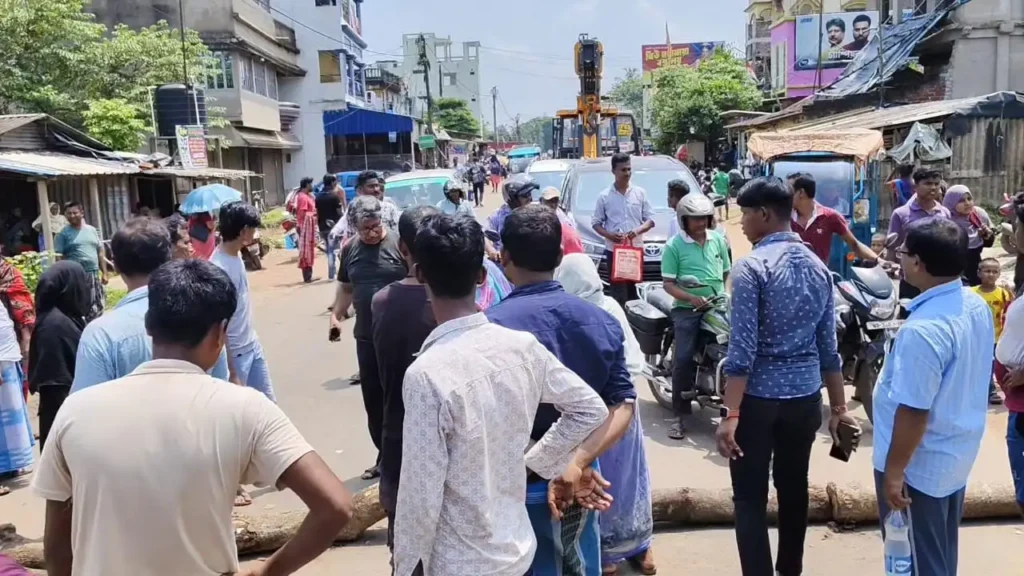 বেহাল রাস্তার দাবিতে ডেবরা-সবং রাজ্যসড়কে গাছ ফেলে অবরোধ