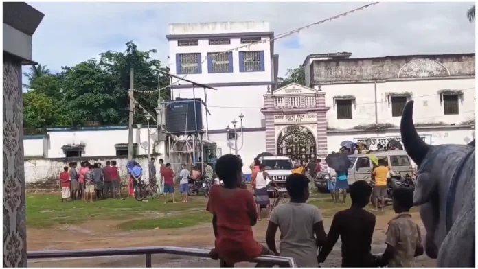 গোপীবল্লভপুরে পিস্তল হাতে স্কুলে ঢুকে তাণ্ডব দশম শ্রেণীর ছাত্র