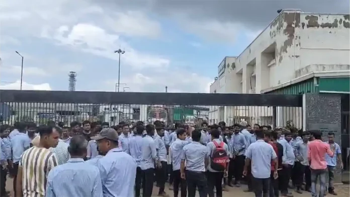 এক্সাইড মেটাল কারখানায় শ্রমিক বিক্ষোভ,প্রায় ১২০০ শ্রমিক বসে দিনভর বিক্ষোভে