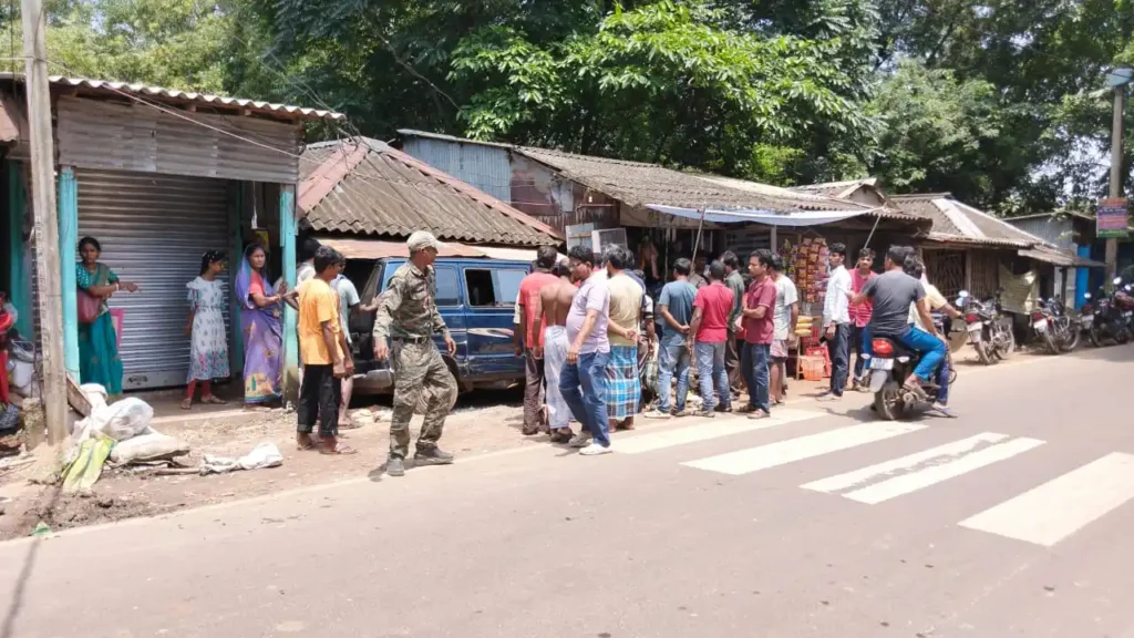 পিংলার নয়াতে নিয়ন্ত্রন হারিয়ে যাত্রী নিয়ে মিস্টি দোকানে ঢুকলো মারুতি, চাঞ্চল্য এলাকায়