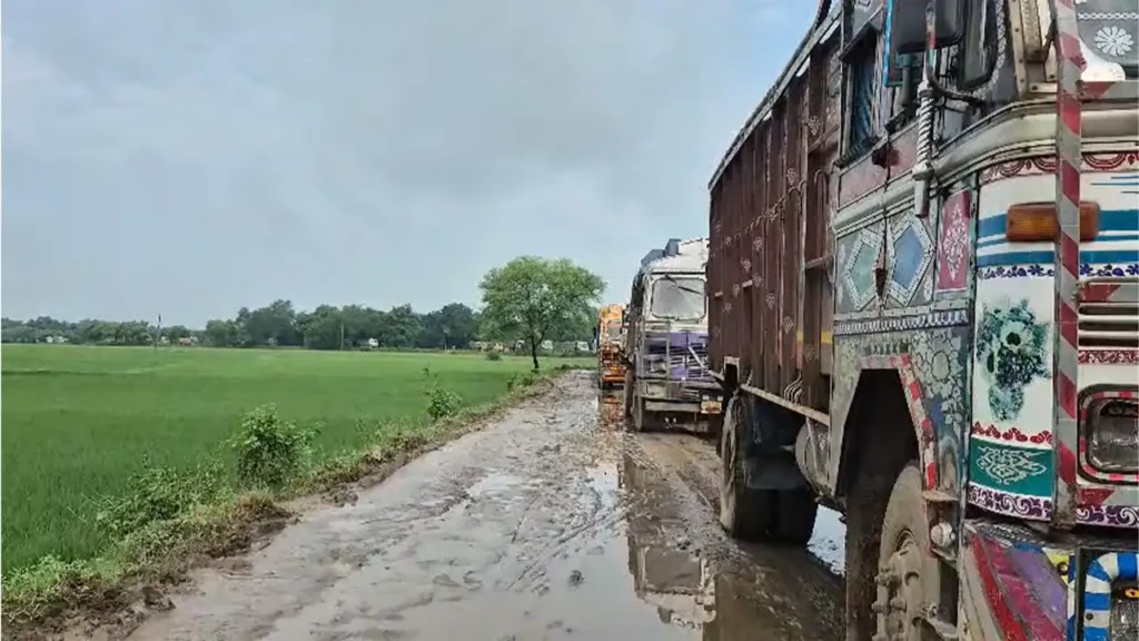 ঝাড়গ্রামে ফের বালি মাফিয়াদের দাদাগিরি, উত্তেজনায় সিজুয়া গ্রাম 3 ঝাড়গ্রামে ফের বালি মাফিয়াদের দাদাগিরি, উত্তেজনায় সিজুয়া গ্রাম