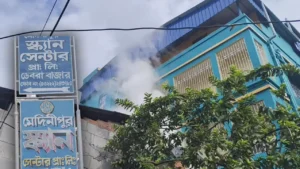 ডেবরায় বেসরকারি প্যাথলজি সেন্টার থেকে হঠাৎ ধোঁয়া, আতঙ্কে বস্তিবাসীরা!