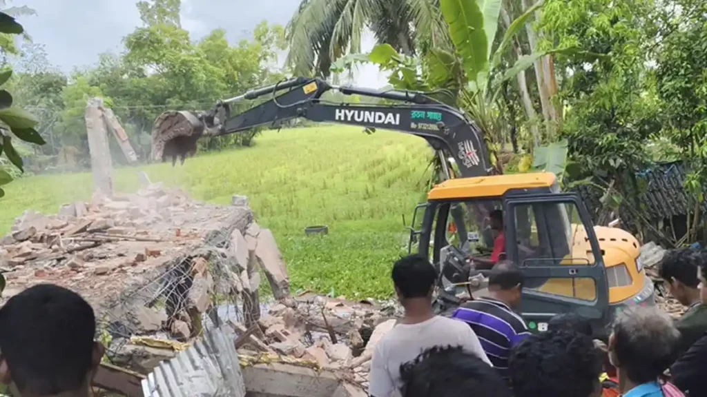 হাইকোর্টের নির্দেশে সবং সেকচক এলাকায় রাস্তার পাশে ৪৪টি দোকান উচ্ছেদ, ভেঙে গেল বহু মানুষের জীবিকা