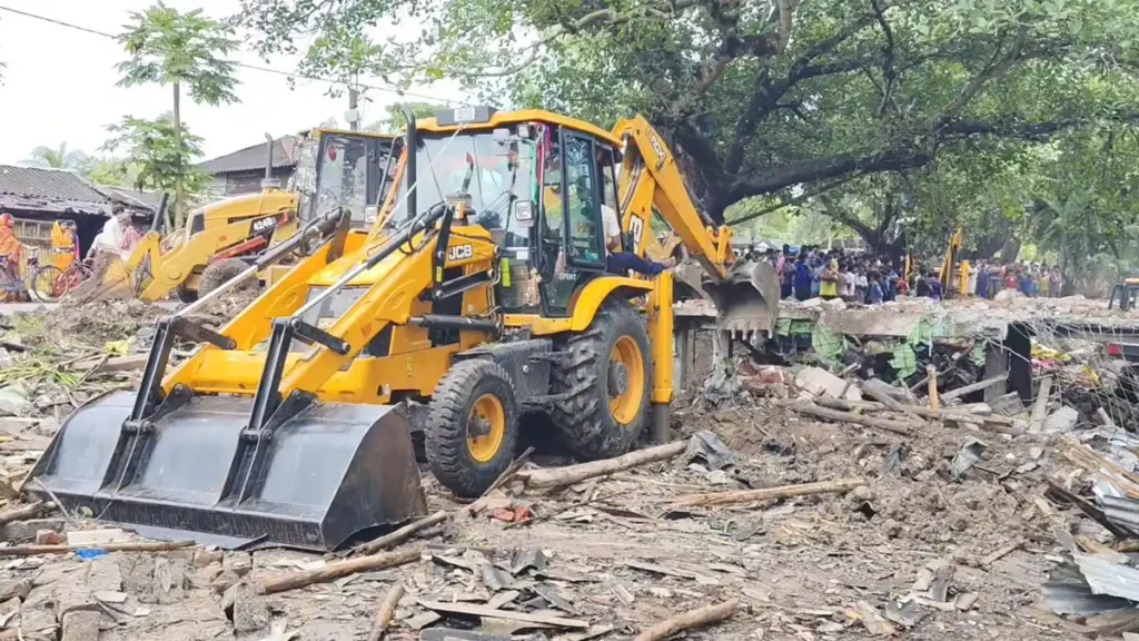 হাইকোর্টের নির্দেশে সবং সেকচক এলাকায় রাস্তার পাশে ৪৪টি দোকান উচ্ছেদ, ভেঙে গেল বহু মানুষের জীবিকা