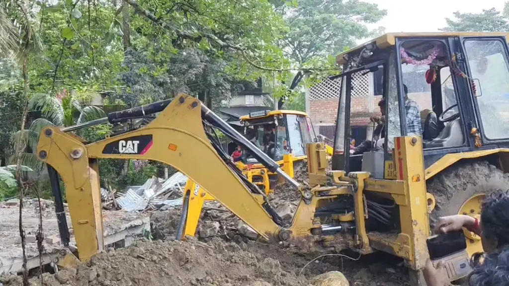 হাইকোর্টের নির্দেশে সবং সেকচক এলাকায় রাস্তার পাশে ৪৪টি দোকান উচ্ছেদ, ভেঙে গেল বহু মানুষের জীবিকা