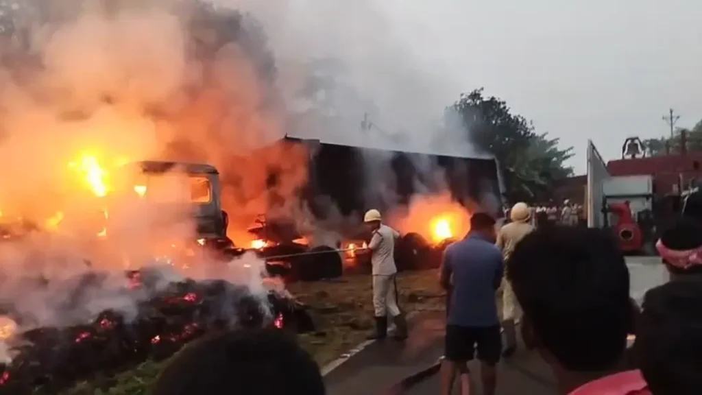 পশ্চিম মেদিনীপুরে তুমুল সংঘর্ষ, ডাম্পারে আগুন! তেমাথানি-পটাশপুর রাজ্য সড়কে আতঙ্ক, চালক-খালাসি পলাতক