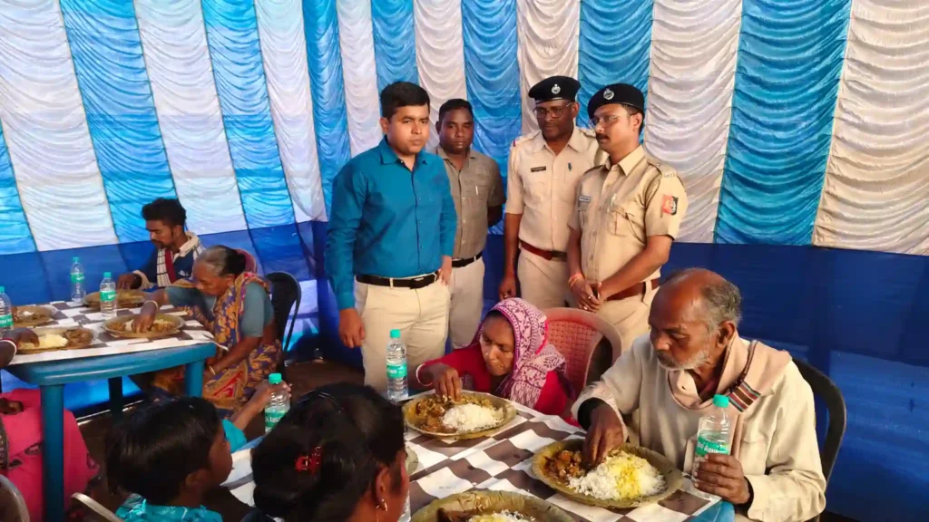 খাকির আড়ালে মানবিক মুখ: শালবনিতে পুলিশের স্বাস্থ্য শিবিরে সেবার নজির 3 খাকির আড়ালে মানবিক মুখ: শালবনিতে পুলিশের স্বাস্থ্য শিবিরে সেবার নজির
