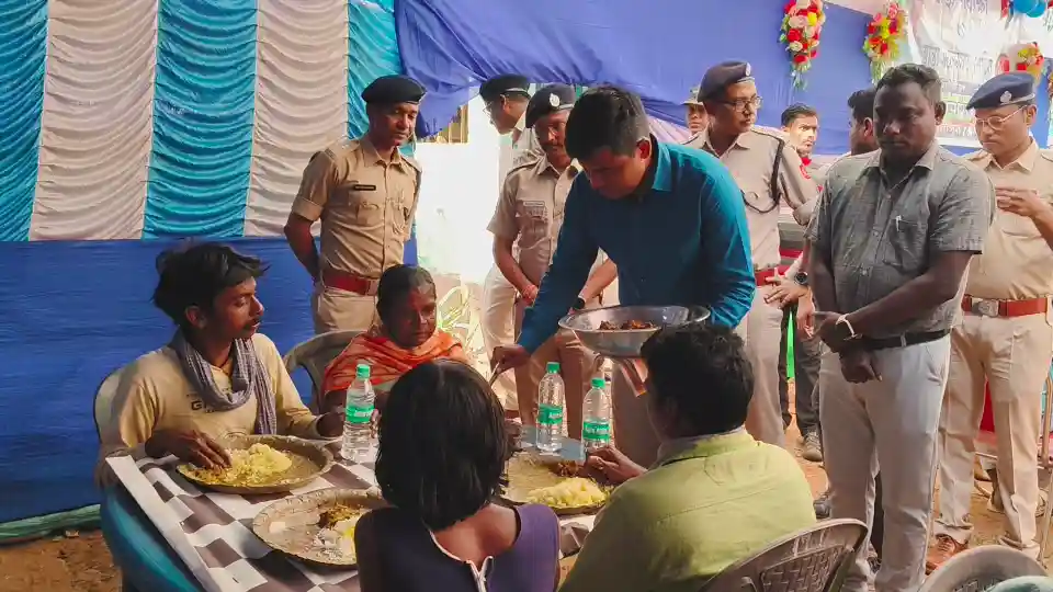 খাকির আড়ালে মানবিক মুখ: শালবনিতে পুলিশের স্বাস্থ্য শিবিরে সেবার নজির 4 খাকির আড়ালে মানবিক মুখ: শালবনিতে পুলিশের স্বাস্থ্য শিবিরে সেবার নজির