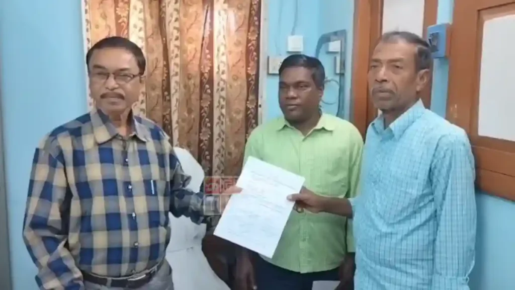 ছেলের সরকারি চাকরি, তাই ‘বাংলার বাড়ি’র টাকা ফেরত! নন্দীগ্রামে নজির গড়লেন বাবা 5 ছেলের সরকারি চাকরি, তাই ‘বাংলার বাড়ি’র টাকা ফেরত! নন্দীগ্রামে নজির গড়লেন বাবা