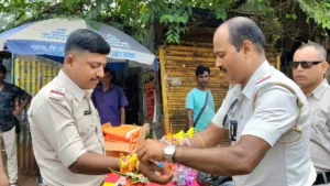 Pedestrians handcuffed to pedestrians in pingla